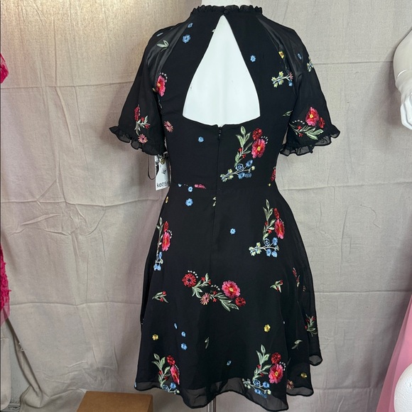 Stunning Kenzie dress with embroidered flowers new with tags size 2 - Picture 3 of 4